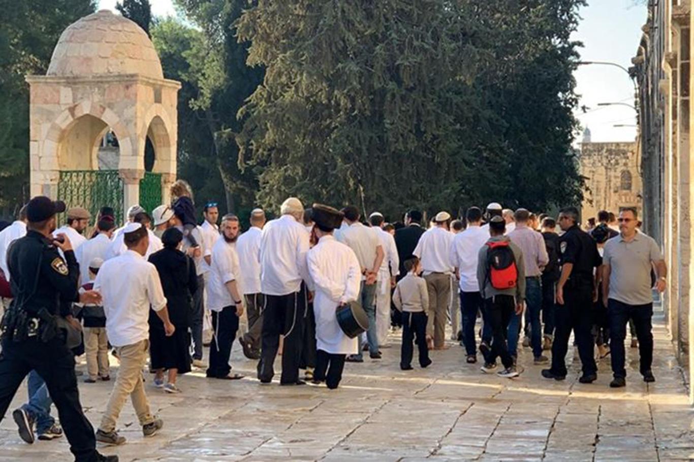 Settlers guarded by police defile Aqsa Mosque in J’lem